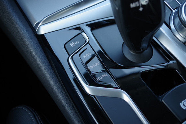 BMW 5 Serie 540i 340 PK xDrive High Executive, Trekhaak, Schuif-Kanteldak, Adap. Cruise Control, Memory BMW 5 Serie 540i 340 PK xDrive High Executive, Trekhaak, Schuif-Kanteldak, Adap. Cruise Control, Memory