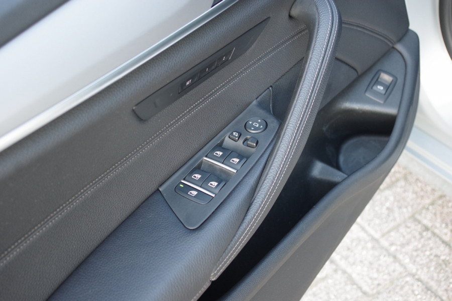 BMW 5 Serie 540i 340 PK xDrive High Executive, Trekhaak, Schuif-Kanteldak, Adap. Cruise Control, Memory BMW 5 Serie 540i 340 PK xDrive High Executive, Trekhaak, Schuif-Kanteldak, Adap. Cruise Control, Memory