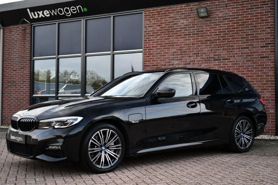 BMW 3 Serie Touring 330e M-Sport Pano HUD El-zetels laser-LED Camera