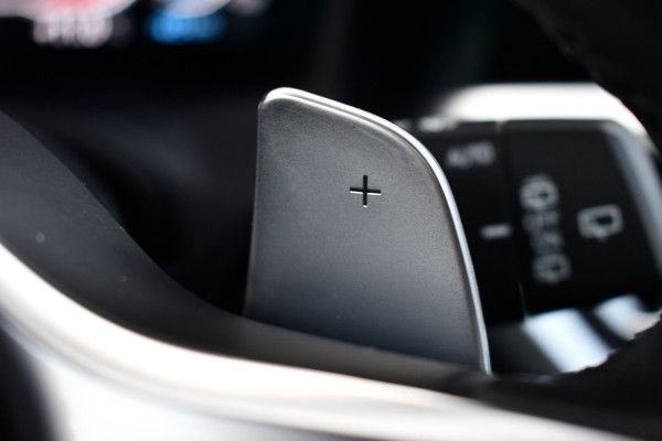 BMW 3 Serie Touring 330e M-Sport Pano HUD El-zetels laser-LED Camera