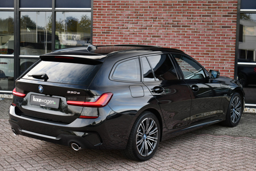 BMW 3 Serie Touring 330e M-Sport Pano HUD El-zetels laser-LED Camera