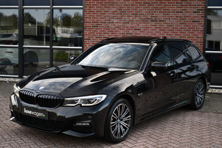 BMW 3 Serie Touring 330e M-Sport Pano HUD El-zetels laser-LED Camera