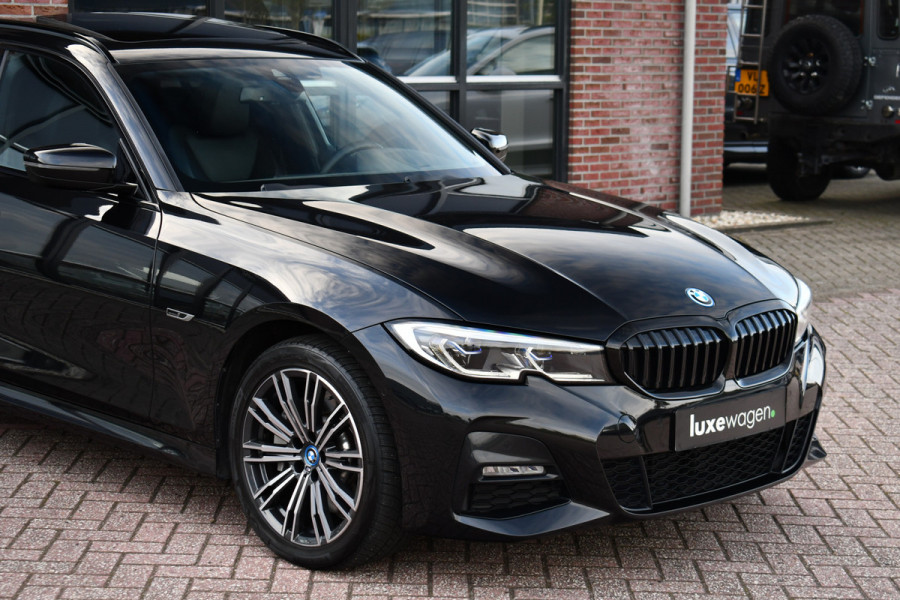 BMW 3 Serie Touring 330e M-Sport Pano HUD El-zetels laser-LED Camera