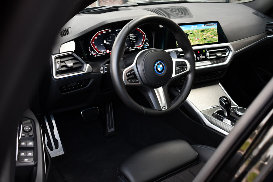 BMW 3 Serie Touring 330e M-Sport Pano HUD El-zetels laser-LED Camera