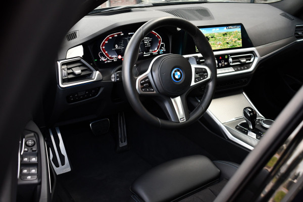 BMW 3 Serie Touring 330e M-Sport Pano HUD El-zetels laser-LED Camera