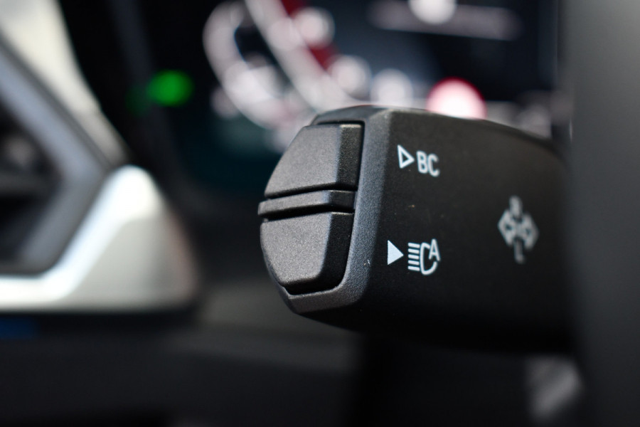 BMW 3 Serie Touring 330e M-Sport Pano HUD El-zetels laser-LED Camera