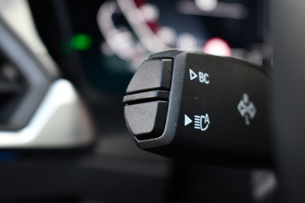 BMW 3 Serie Touring 330e M-Sport Pano HUD El-zetels laser-LED Camera