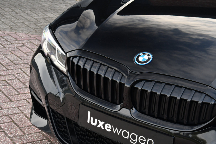 BMW 3 Serie Touring 330e M-Sport Pano HUD El-zetels laser-LED Camera