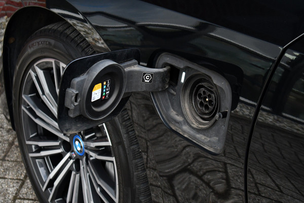 BMW 3 Serie Touring 330e M-Sport Pano HUD El-zetels laser-LED Camera