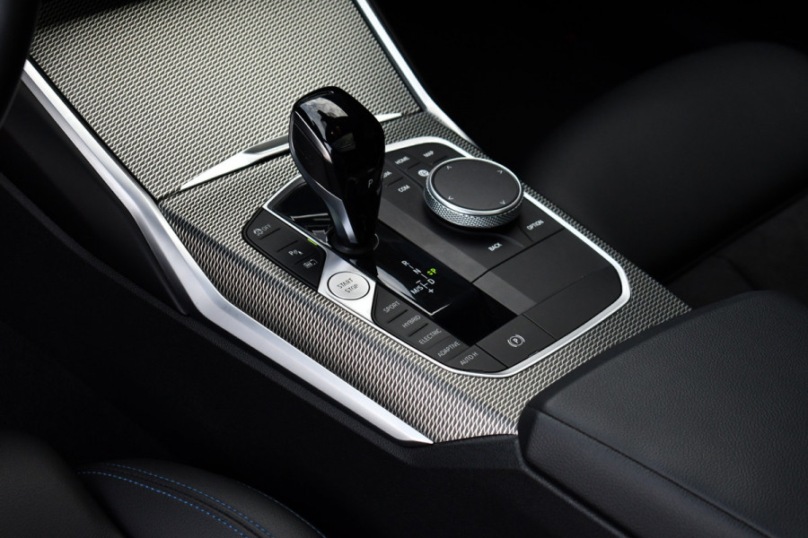 BMW 3 Serie Touring 330e M-Sport Pano HUD El-zetels laser-LED Camera