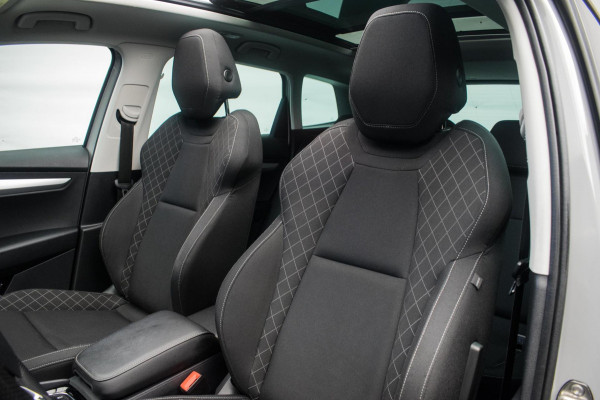 Škoda Karoq 1.0 TSI Ambition Sport [ Panoramadak El Trekhaak Camera Sportinterieur Stoelverwarming Carplay ]