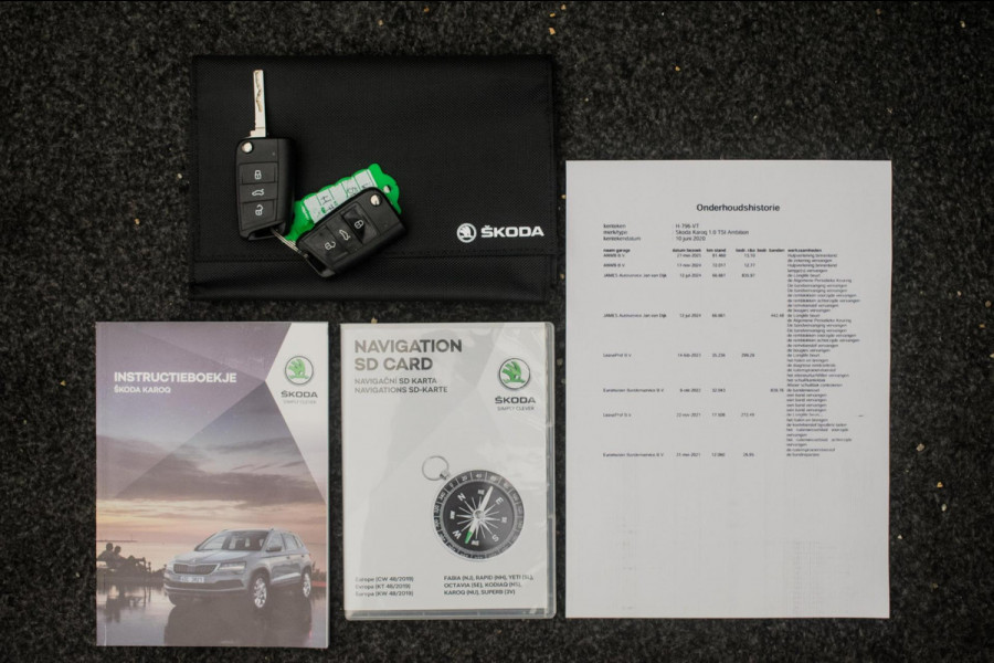 Škoda Karoq 1.0 TSI Ambition Sport [ Panoramadak El Trekhaak Camera Sportinterieur Stoelverwarming Carplay ]