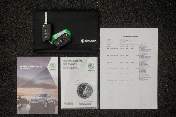 Škoda Karoq 1.0 TSI Ambition Sport [ Panoramadak El Trekhaak Camera Sportinterieur Stoelverwarming Carplay ]