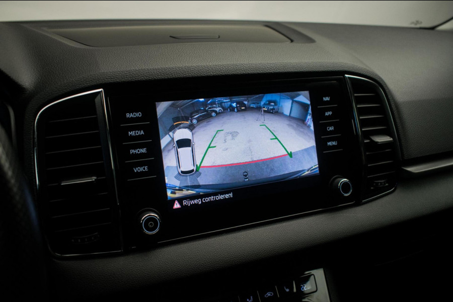 Škoda Karoq 1.0 TSI Ambition Sport [ Panoramadak El Trekhaak Camera Sportinterieur Stoelverwarming Carplay ]