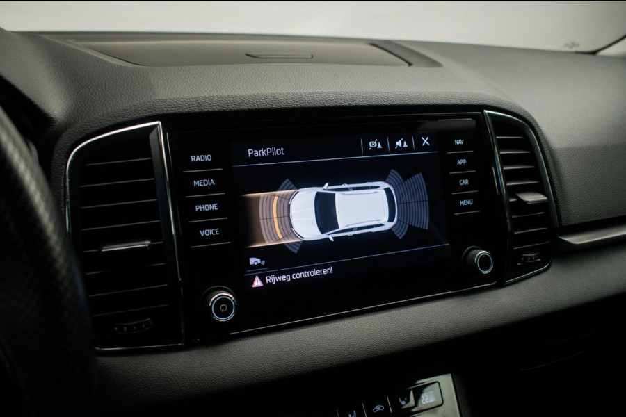 Škoda Karoq 1.0 TSI Ambition Sport [ Panoramadak El Trekhaak Camera Sportinterieur Stoelverwarming Carplay ]