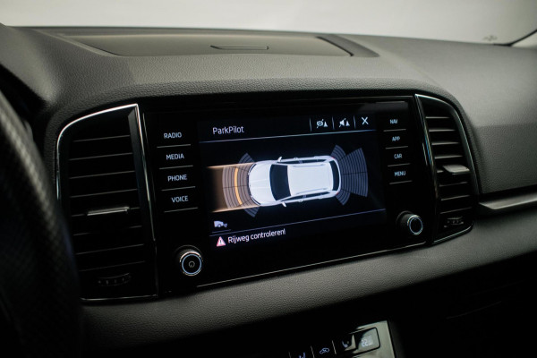 Škoda Karoq 1.0 TSI Ambition Sport [ Panoramadak El Trekhaak Camera Sportinterieur Stoelverwarming Carplay ]