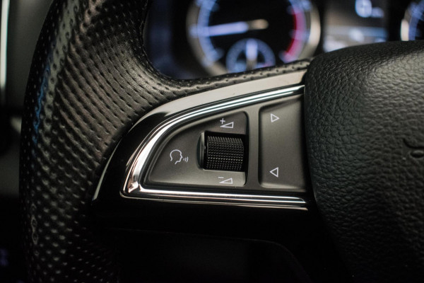 Škoda Karoq 1.0 TSI Ambition Sport [ Panoramadak El Trekhaak Camera Sportinterieur Stoelverwarming Carplay ]