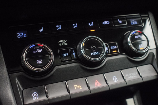Škoda Karoq 1.0 TSI Ambition Sport [ Panoramadak El Trekhaak Camera Sportinterieur Stoelverwarming Carplay ]