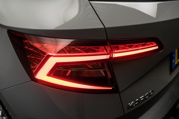 Škoda Karoq 1.0 TSI Ambition Sport [ Panoramadak El Trekhaak Camera Sportinterieur Stoelverwarming Carplay ]