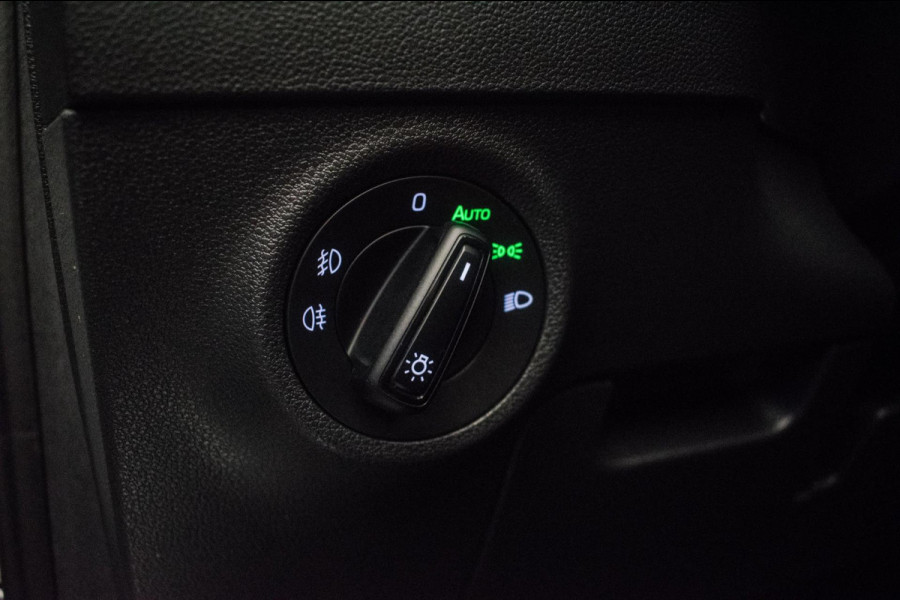 Škoda Karoq 1.0 TSI Ambition Sport [ Panoramadak El Trekhaak Camera Sportinterieur Stoelverwarming Carplay ]