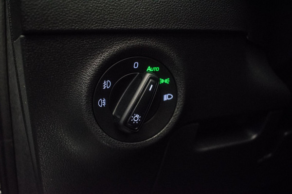 Škoda Karoq 1.0 TSI Ambition Sport [ Panoramadak El Trekhaak Camera Sportinterieur Stoelverwarming Carplay ]