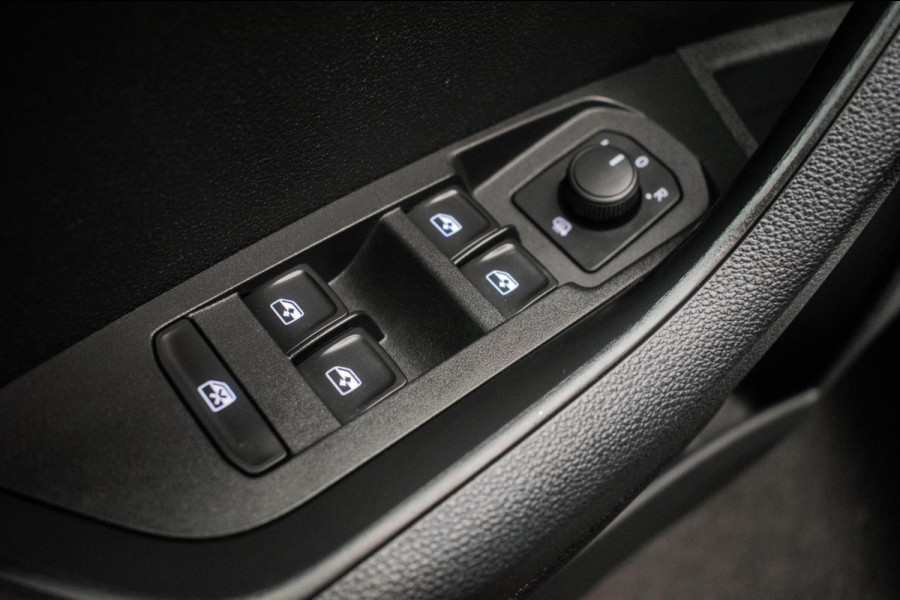 Škoda Karoq 1.0 TSI Ambition Sport [ Panoramadak El Trekhaak Camera Sportinterieur Stoelverwarming Carplay ]