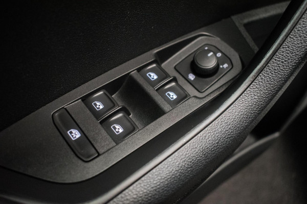 Škoda Karoq 1.0 TSI Ambition Sport [ Panoramadak El Trekhaak Camera Sportinterieur Stoelverwarming Carplay ]