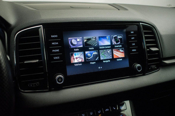 Škoda Karoq 1.0 TSI Ambition Sport [ Panoramadak El Trekhaak Camera Sportinterieur Stoelverwarming Carplay ]