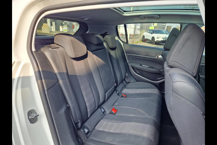 Peugeot 308 1.2 Allure 130pk aut. Panodak Peugeot 308 1.2 Allure 130pk aut. Panodak
