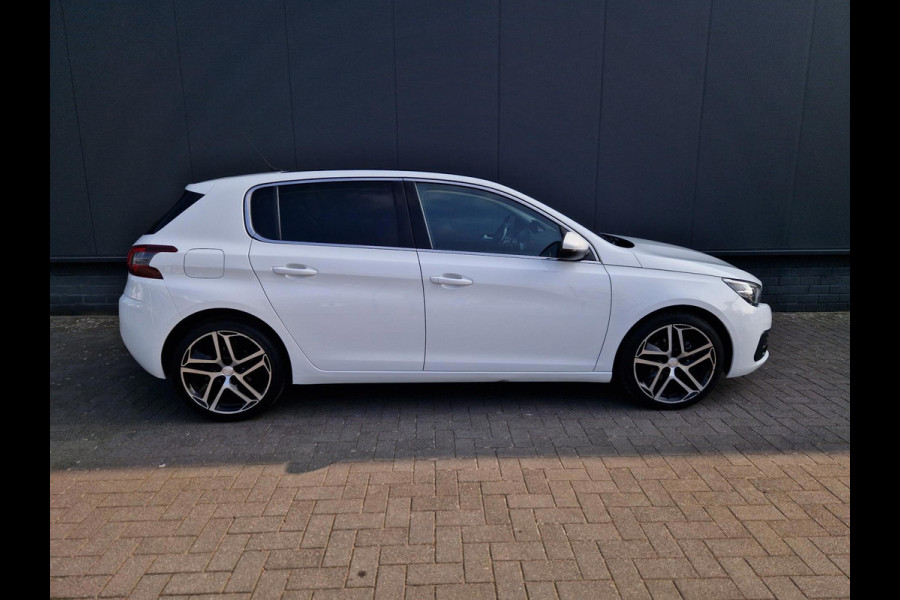 Peugeot 308 1.2 Allure 130pk aut. Panodak Peugeot 308 1.2 Allure 130pk aut. Panodak
