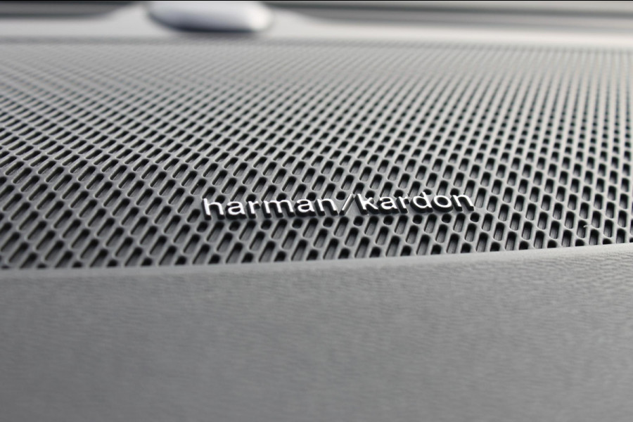 Volvo V60 T6 350PK Autm. Plug-in hybrid AWD Plus Dark Long Range / Google infotainment / Semi elekrisch wegklapbare trekhaak / Verwarmbare voorruit / Elektrisch bedienbare voorstoelen met geheugen / Verwarmbare voorstoelen