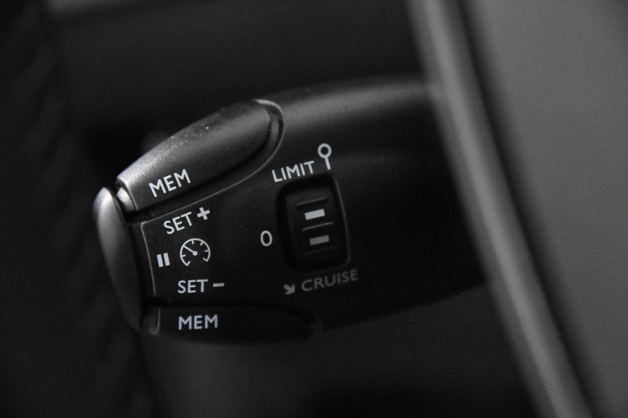 Peugeot 208 1.2 *1ste Eigenaar*DAB*Cruise Control* Peugeot 208 1.2 *1ste Eigenaar*DAB*Cruise Control*
