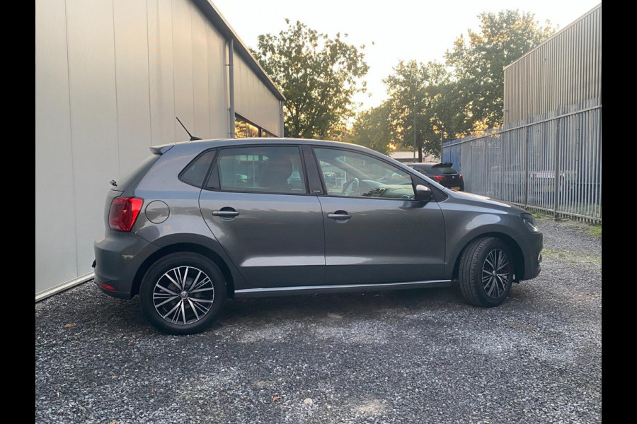 Volkswagen Polo 1.0 Comfortline Allstar Navigatie Parkpilot Cruisecontr Clima Stoelverw KM : 57.000 !!!