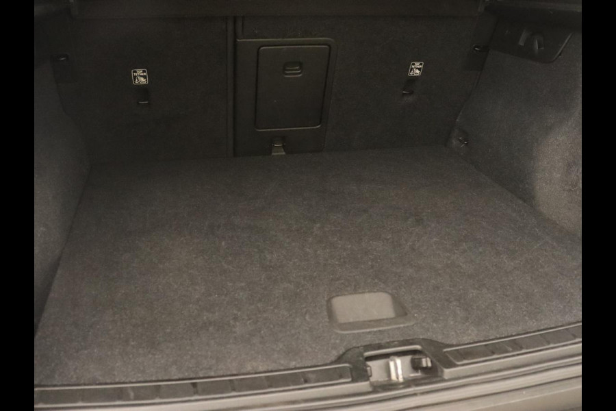 Volvo XC40 2.0 D3 Momentum | Trekhaak | Stoelverwarming | Harman/Kardon | Camera | Navigatie | Full LED | Getint glas | Parkeerhulp Volvo XC40 2.0 D3 Momentum | Trekhaak | Stoelverwarming | Harman/Kardon | Camera | Navigatie | Full LED | Getint glas | Parkeerhulp