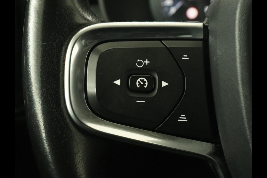 Volvo XC40 2.0 D3 Momentum | Trekhaak | Stoelverwarming | Harman/Kardon | Camera | Navigatie | Full LED | Getint glas | Parkeerhulp Volvo XC40 2.0 D3 Momentum | Trekhaak | Stoelverwarming | Harman/Kardon | Camera | Navigatie | Full LED | Getint glas | Parkeerhulp