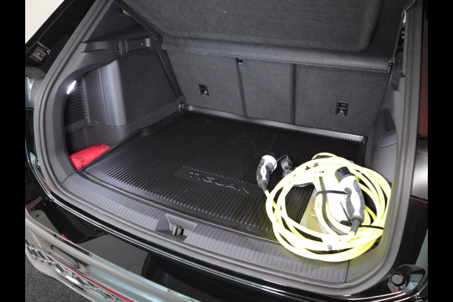 Volkswagen Tiguan 1.5 eHybrid R-Line Edition 272 PK PHEV | Verlengde garantie | Panorama dak | Trekhaak | Black Style | Matrix koplampen |  Assistance pakket plus | Volkswagen Tiguan 1.5 eHybrid R-Line Edition 272 PK PHEV | Verlengde garantie | Panorama dak | Trekhaak | Black Style | Matrix koplampen |  Assistance pakket plus |