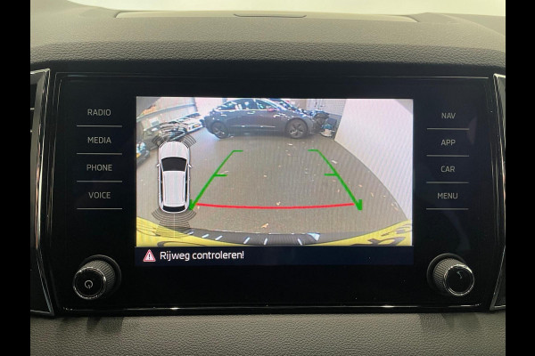 Škoda Karoq 1.5 TSI DSG Sportline Navigatie Apple Carplay/Android Auto Camera Parkeersensoren Cruise Control Elektrische achterklep Stoelverwarming Virtual Cockpit Climate Control Lichtmetalen velgen