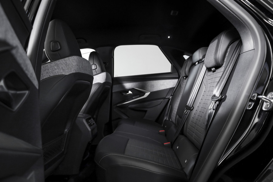 Peugeot 3008 1.2 Hybrid 145 GT | Dig. Cockpit | Adapt. Cruise | Stoel-+stuurverw. | PDC | Camera | NAV+App. Connect | ECC | 19" LM | 6129