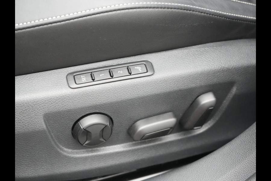 Škoda Superb Combi 1.4 TSI iV Laurin & Klement Plug In Hybrid 218pk Dealer O.H PHEV | Trekhaak Af Fabriek | Panodak | Adaptive Cruise | Lederen Sportstoelen Memory & Massage | Canton Audio | Apple Carplay | Keyless | Blis | Navigatie | Stoelen & Stuur Verwarmd | Virtual