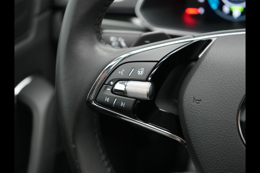 Škoda Superb Combi 1.4 TSI iV Laurin & Klement Plug In Hybrid 218pk Dealer O.H PHEV | Trekhaak Af Fabriek | Panodak | Adaptive Cruise | Lederen Sportstoelen Memory & Massage | Canton Audio | Apple Carplay | Keyless | Blis | Navigatie | Stoelen & Stuur Verwarmd | Virtual