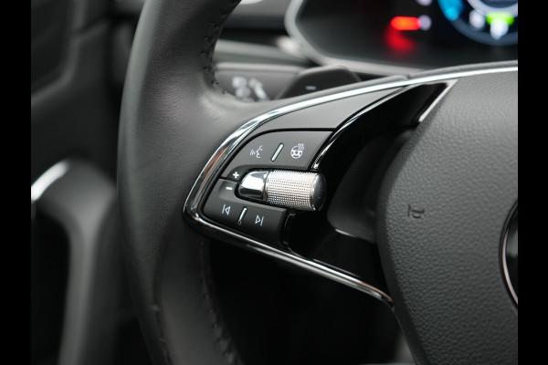 Škoda Superb Combi 1.4 TSI iV Laurin & Klement Plug In Hybrid 218pk Dealer O.H PHEV | Trekhaak Af Fabriek | Panodak | Adaptive Cruise | Lederen Sportstoelen Memory & Massage | Canton Audio | Apple Carplay | Keyless | Blis | Navigatie | Stoelen & Stuur Verwarmd | Virtual