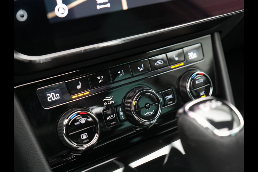 Škoda Superb Combi 1.4 TSI iV Laurin & Klement Plug In Hybrid 218pk Dealer O.H PHEV | Trekhaak Af Fabriek | Panodak | Adaptive Cruise | Lederen Sportstoelen Memory & Massage | Canton Audio | Apple Carplay | Keyless | Blis | Navigatie | Stoelen & Stuur Verwarmd | Virtual