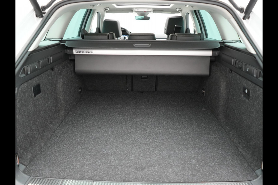 Škoda Superb Combi 1.4 TSI iV Laurin & Klement Plug In Hybrid 218pk Dealer O.H PHEV | Trekhaak Af Fabriek | Panodak | Adaptive Cruise | Lederen Sportstoelen Memory & Massage | Canton Audio | Apple Carplay | Keyless | Blis | Navigatie | Stoelen & Stuur Verwarmd | Virtual