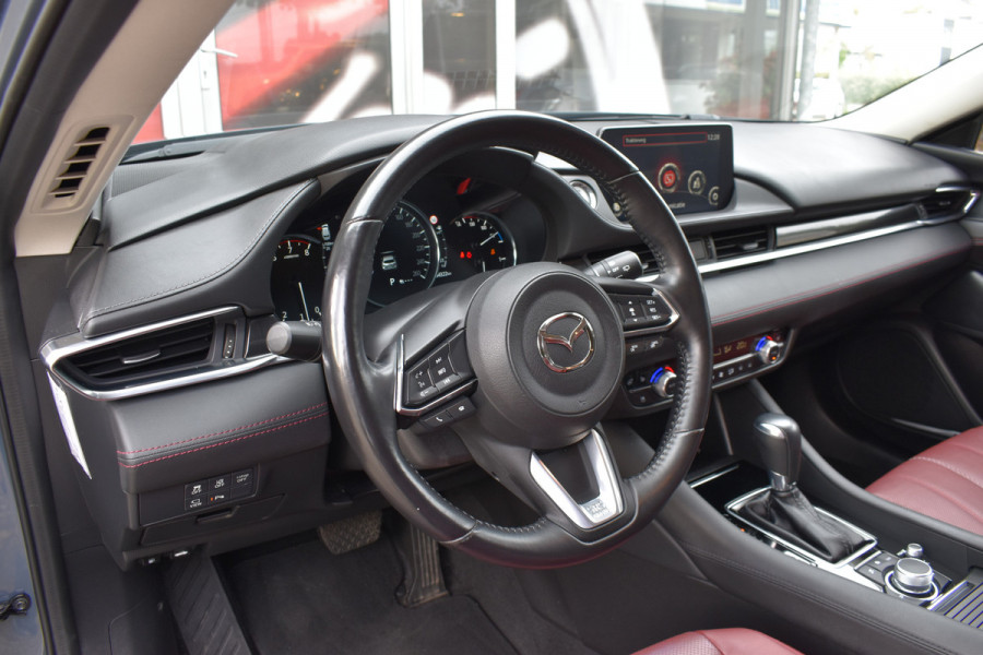 Mazda 6 Sportbreak 2.0 SA G 165 Luxury Automaat  / Navi / Adap. Cruise / 19" LM / Carplay / Cameras / Keyless / Stoelverw. + ventilatie Mazda 6 Sportbreak 2.0 SA G 165 Luxury Automaat  / Navi / Adap. Cruise / 19" LM / Carplay / Cameras / Keyless / Stoelverw. + ventilatie