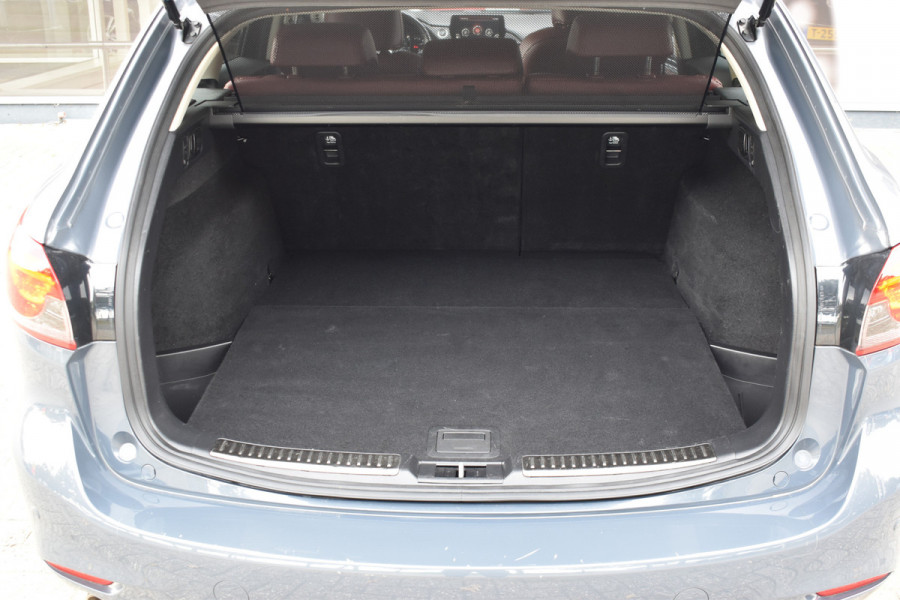 Mazda 6 Sportbreak 2.0 SA G 165 Luxury Automaat  / Navi / Adap. Cruise / 19" LM / Carplay / Cameras / Keyless / Stoelverw. + ventilatie Mazda 6 Sportbreak 2.0 SA G 165 Luxury Automaat  / Navi / Adap. Cruise / 19" LM / Carplay / Cameras / Keyless / Stoelverw. + ventilatie
