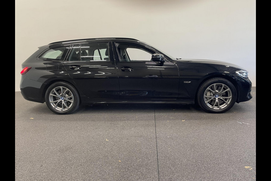 BMW 3 Serie Touring 330e Touring SportLine PHEV 292 PK AUT Navi Carplay Camera Achter PDC V+A Winterpack Sport Stoelen Active Protection Ambiance Licht BMW 3 Serie Touring 330e Touring SportLine PHEV 292 PK AUT Navi Carplay Camera Achter PDC V+A Winterpack Sport Stoelen Active Protection Ambiance Licht