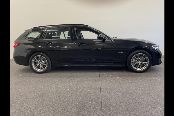 BMW 3 Serie Touring 330e Touring SportLine PHEV 292 PK AUT Navi Carplay Camera Achter PDC V+A Winterpack Sport Stoelen Active Protection Ambiance Licht BMW 3 Serie Touring 330e Touring SportLine PHEV 292 PK AUT Navi Carplay Camera Achter PDC V+A Winterpack Sport Stoelen Active Protection Ambiance Licht