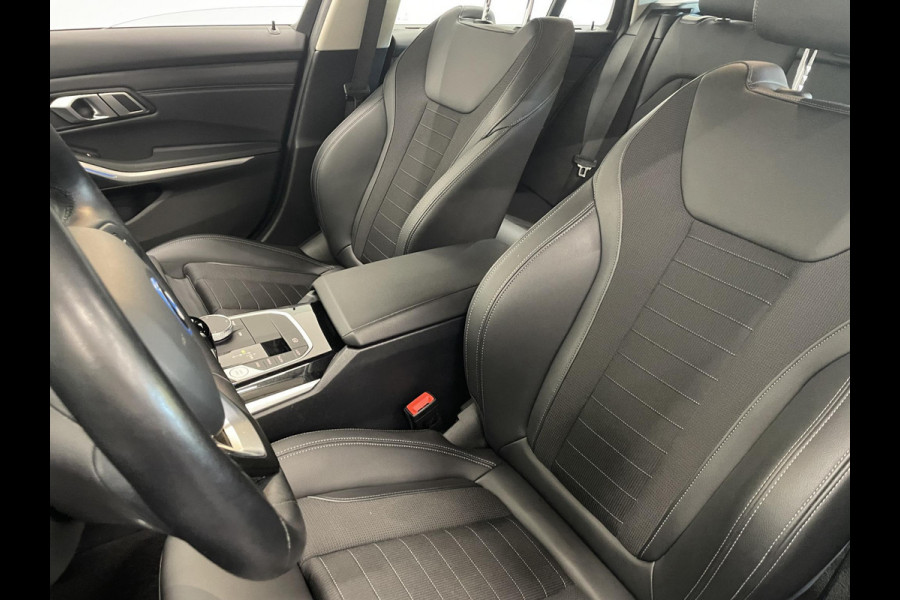 BMW 3 Serie Touring 330e Touring SportLine PHEV 292 PK AUT Navi Carplay Camera Achter PDC V+A Winterpack Sport Stoelen Active Protection Ambiance Licht BMW 3 Serie Touring 330e Touring SportLine PHEV 292 PK AUT Navi Carplay Camera Achter PDC V+A Winterpack Sport Stoelen Active Protection Ambiance Licht