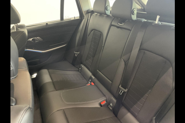 BMW 3 Serie Touring 330e Touring SportLine PHEV 292 PK AUT Navi Carplay Camera Achter PDC V+A Winterpack Sport Stoelen Active Protection Ambiance Licht BMW 3 Serie Touring 330e Touring SportLine PHEV 292 PK AUT Navi Carplay Camera Achter PDC V+A Winterpack Sport Stoelen Active Protection Ambiance Licht