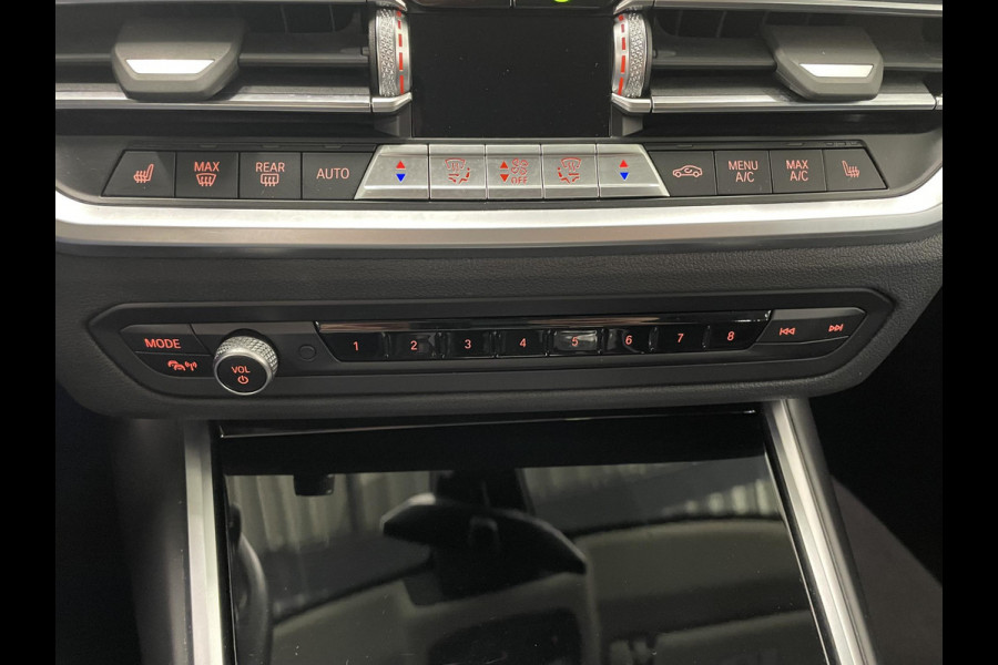 BMW 3 Serie Touring 330e Touring SportLine PHEV 292 PK AUT Navi Carplay Camera Achter PDC V+A Winterpack Sport Stoelen Active Protection Ambiance Licht BMW 3 Serie Touring 330e Touring SportLine PHEV 292 PK AUT Navi Carplay Camera Achter PDC V+A Winterpack Sport Stoelen Active Protection Ambiance Licht